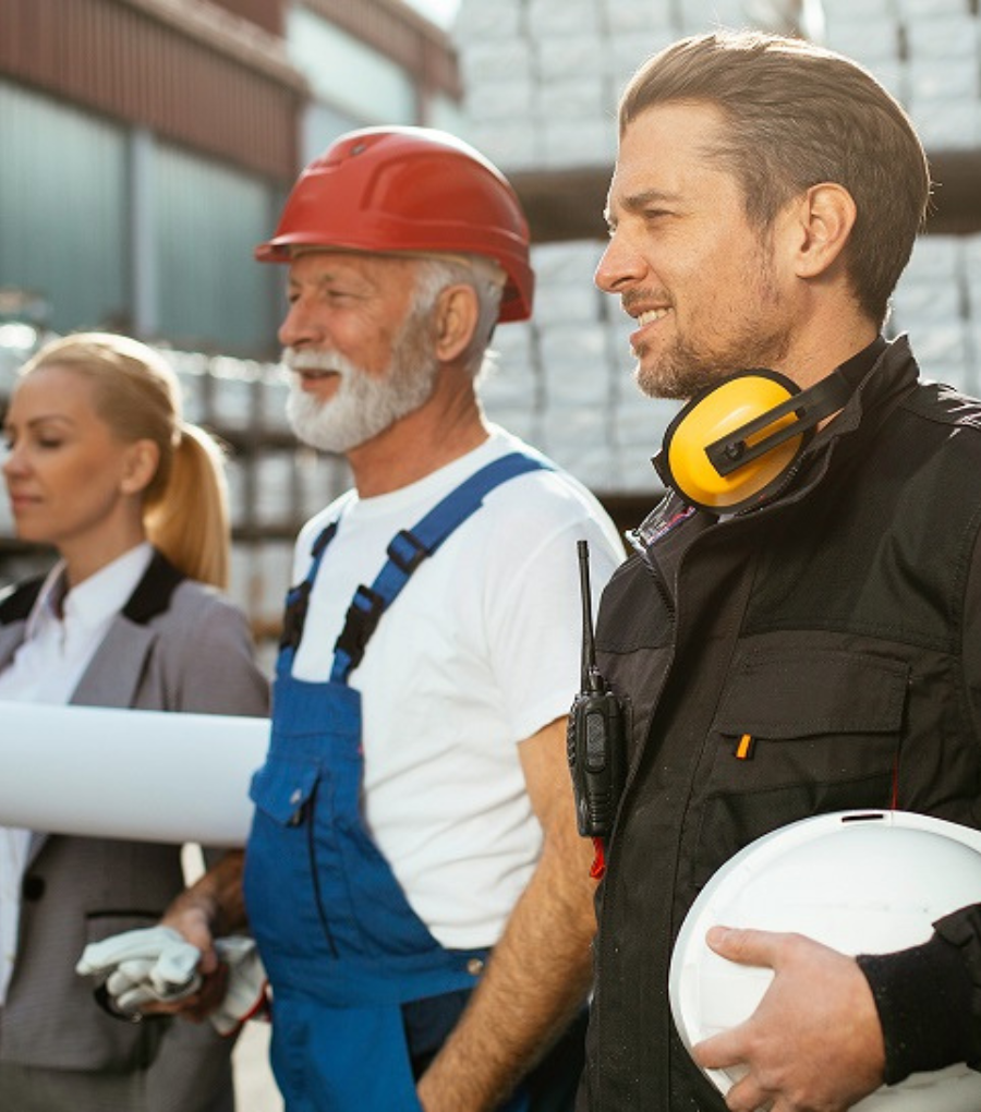 Vorarbeiter und Arbeiter auf der Baustelle